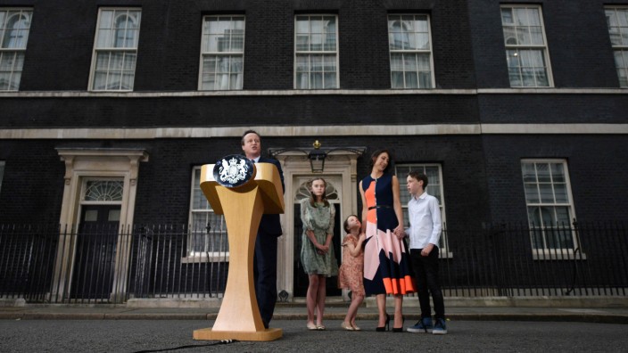 Großbritannien: Man dankt: Cameron und Familie beim Abschied von 10 Downing Street.