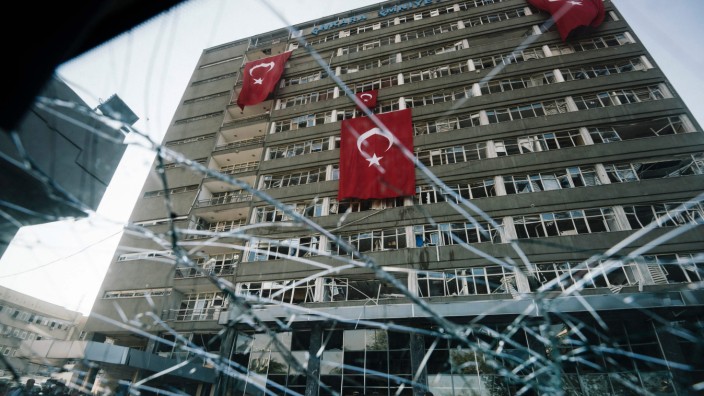Türkei: Die Spuren des Putschversuchs: das beschädigte Polizeihauptquartier von Ankara, gesehen durch eine zersplitterte Autoscheibe.