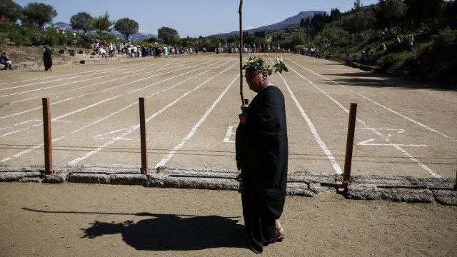 Nemeische Spiele in Griechenland: Während des Turniers wacht ein strenger Hellanodike, der Schiedsrichter, über die Läufer.