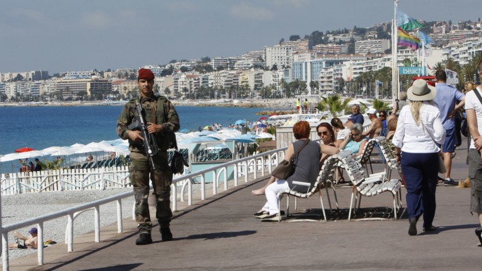 Frankreich: Ein Soldat patroulliert an der Promenade des Anglais in Nizza.