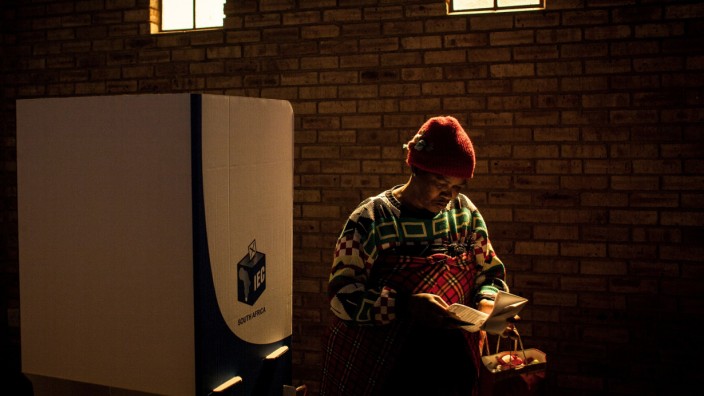 Südafrika: Eine Frau in Soweto prüft ihre Papiere, bevor sie ihre Stimme abgibt. Die Kommunalwahlen gelten als wichtiger Test für Südafrikas Regierung.