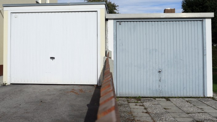 Olching:Zwei einfache Untere Mittelklasse Garagen beim Eigenheim