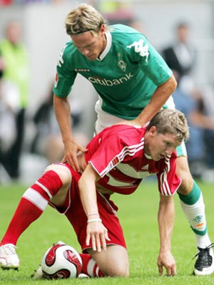 Bremens Clemens Fritz (hinten) und Münchens Bastian Schweinsteiger versuchen an den Ball zu kommen. foto: dpa