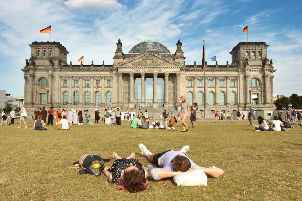 Andrang an Sonnenhungrigen Touristen und Einheimischen auf der Wiese vor dem Reichstag in der Haupts