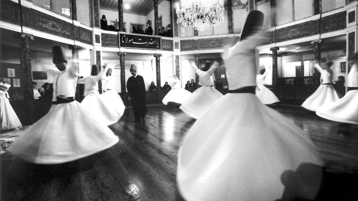 Islam: Der türkische Staatsgründer Atatürk verbot einst die Sufi-Orden und die Derwische. Heute dürfen sie wieder tanzen. Detail aus der Fotoarbeit "Sema".