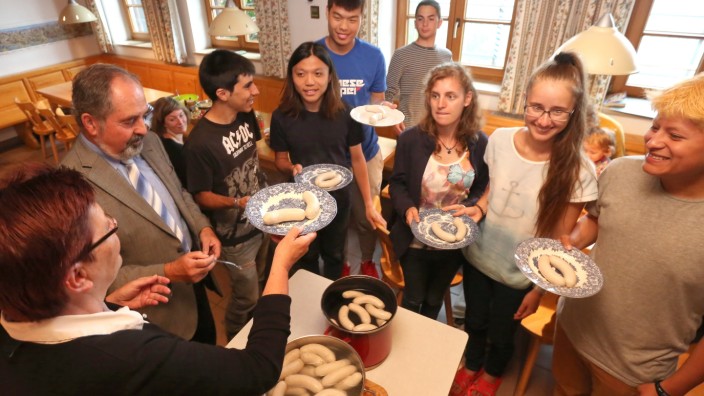 Wege anlegen und Wiesen pflegen: Weißwürste isst man in Bayern vor dem Mittagsläuten: Auch das müssen die Teilnehmer des internationalen Jugendworkcamps in Hangenham lernen.