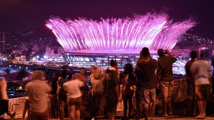 Olympia: Zuschauer aus der Favela Mangueira schauen sich das olympische Feuerwerk an.