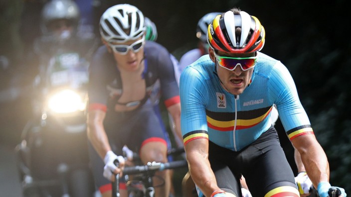 Olympia: Der Belgier Greg Van Avermaet triumphiert nach einem turbulenten Rennen durch die Stadt.