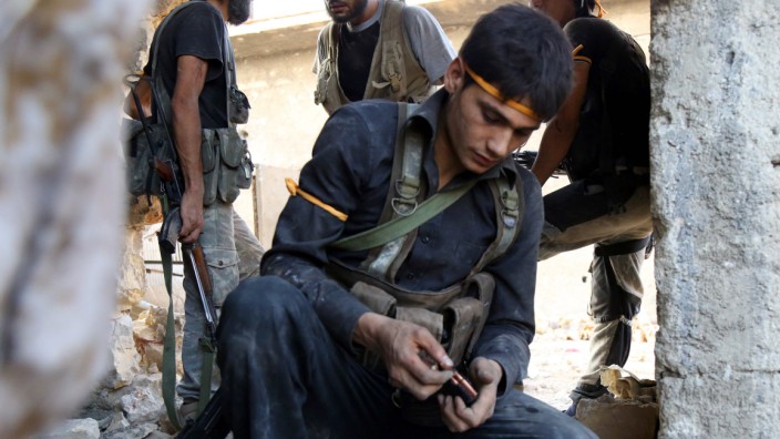 Krieg in Syrien: Nachladen: Ein Kämpfer der Rebellen bei den Gefechten in Ramusse, einem Stadtteil von Aleppo.