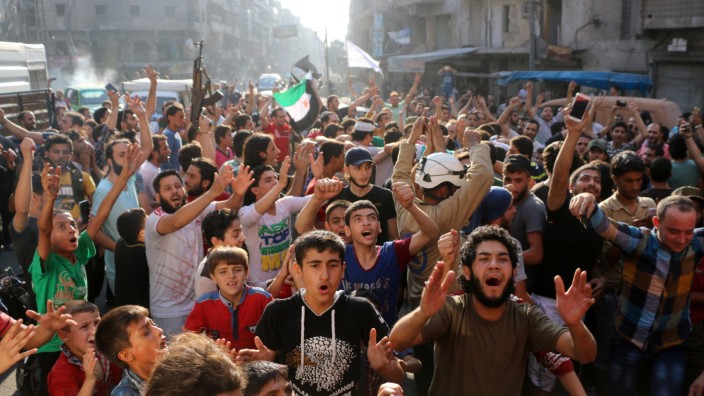 Krieg in Syrien: Menschen im Nordteil Aleppos freuen sich über die jüngsten Nachrichten. Rebellen haben offenbar den Belagerungsring von Regierungstruppen durchbrochen.