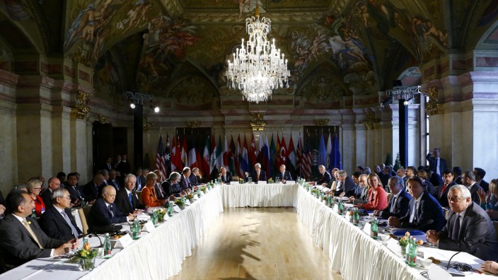 Diplomatie: Auf Augenhöhe? Russlands Außenminister Lawrow, sein US-Gegenpart Kerry und der UN-Syrienbeautrage de Mistura (v.l.n.r.) am Kopf des Tisches bei einem Treffen in Wien im Mai.