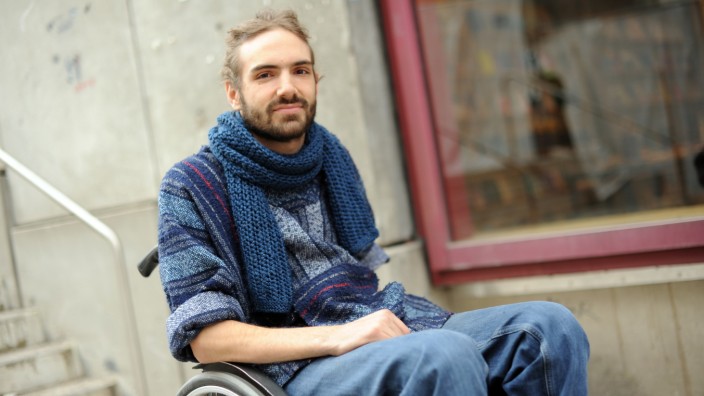 Wohngemeinschaft: Samuel Flach sitzt seit seinem 20. Geburtstag im Rollstuhl. Jetzt ist er 25. An seinen Zukunftsplänen hält er fest.