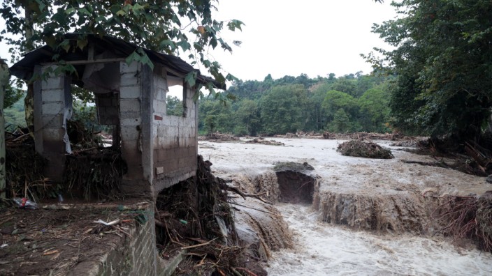 Mittelamerika: Mehrere Flüsse traten über die Ufer und verursachten Schlammlawinen an Berghängen.