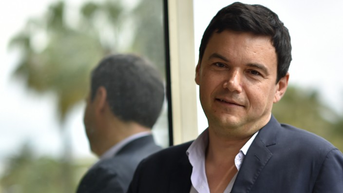 Theorie von Thomas Piketty: Der französische Ökonom Thomas Piketty erfand die Formel "r größer g". Danach wachsen Kapitaleinkommen schneller als die Gesamtwirtschaft. Piketty sieht darin den Hauptgrund für die wachsende soziale Ungleichheit.