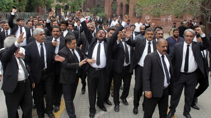 Pakistan: Nach dem Anschlag gingen pakistanische Anwälte in Lahore auf die Straße und verurteilten die Attacke.
