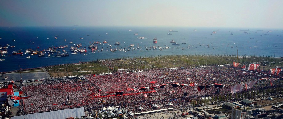 Todesstrafe: Auf der Großkundgebung auf dem Veranstaltungsareal im Stadtviertel Yenikapı in Istanbul hatte Erdoğan am vergangenen Wochenende vor einem Millionenpublikum seine offene Haltung zur Wiedereinführung der Todesstrafe bekräftigt.