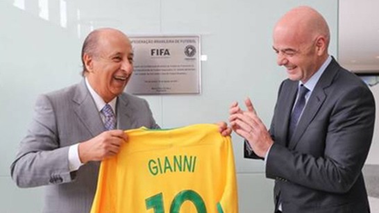 Weltfußball: Da klatscht der Chef vor Freude in die Hände: Marco Polo del Nero (links) überreicht Fifa-Präsident Gianni Infantino bei dessen Besuch ein Trikot.