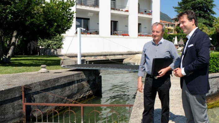 Immobilien: Der Makler Gerschlauer mit seinem italienischen Partner in einer Luxus-Villa für über 5 Millionen Euro direkt am See in Salo