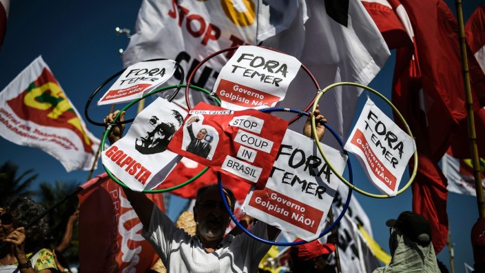 Brasilien: "Temer raus", steht auf den Plakaten dieser Demonstranten in Rio.