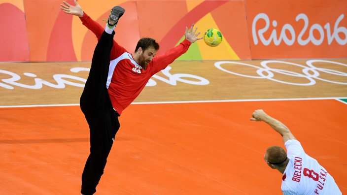 Handball: Spagat im Stehen: Torwart Andreas Wolff besitzt bekanntlich viele Fähigkeiten - Polens Karol Bielecki kann sich in dieser Szene ein Bild von diesen machen.