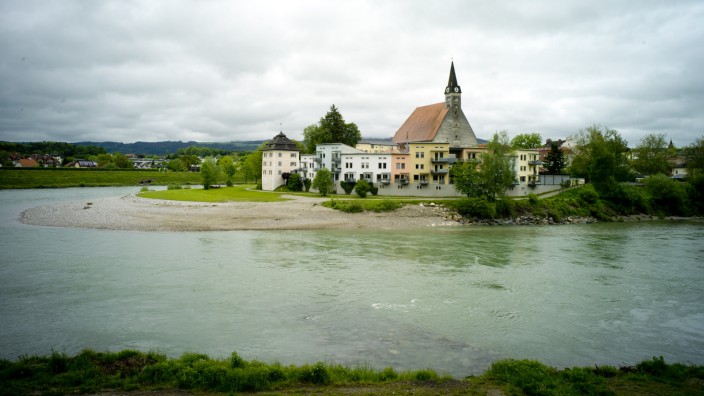 Energiewende in Bayern: Die Salzach, hier als Grenzfluss mit Blick von Österreich aufs bayerische Laufen