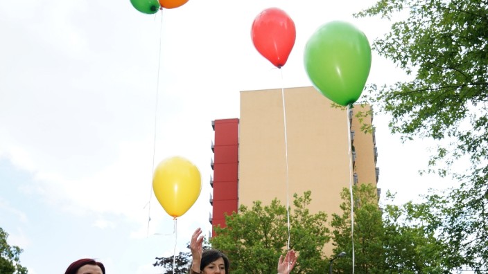 Neuperlach: Unter großem Hallo ließen Kinder und Erwachsene bei der Abrissparty der HPT ihre Luftballons steigen.