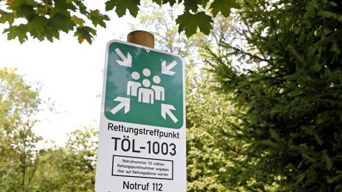 Landkreis: Im Wald bei der Jugendsiedlung Hochland steht ein Schild, das den Rettungsschwerpunkt bezeichnet.