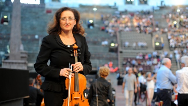 Weniger Zuschüsse: Die Musiker des Orchesters wehren sich gegen die Sparmaßnahmen - so auch Bratschistin und Gewerkschaftlerin Elena Mazzoni.