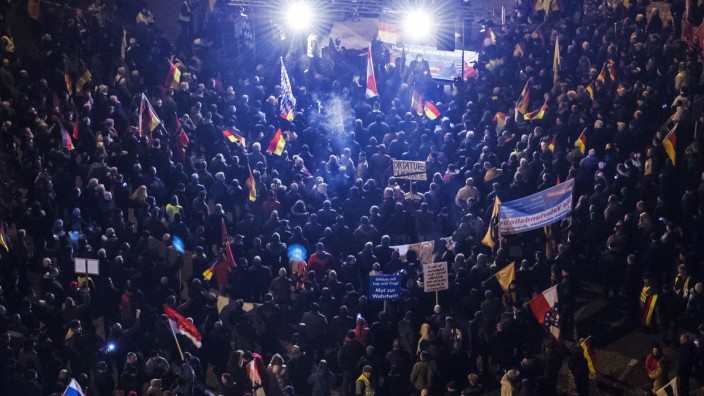 Essay über die Alternative für Deutschland: Einig in der Ablehnung: Anhänger der AfD demonstrieren im Februar 2016 in Erfurt gegen die Flüchtlingspolitik der Bundesregierung.