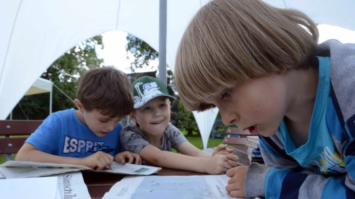 Mini-Karlsfeld: Zeitung lesen macht Spaß: Der sechsjährige Jonas (Mitte), staunt, wie gut das die beiden Siebenjährigen, Marlon (links) und Daniil, schon können.