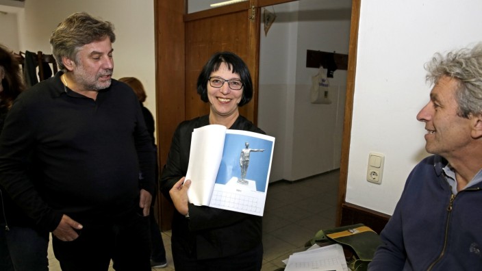 Geretsried: Andrea Weber (KIL) und Günter Wagner (Kultuforum) zeigen den Entwurf ihres Kunstkalenders.