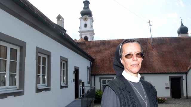 Auslösung des Klosters: Die Schönbrunner Generalvikarin, Schwester Gabriele Konrad, vor dem Eingang zum Birgittenkloster in Altomünster.