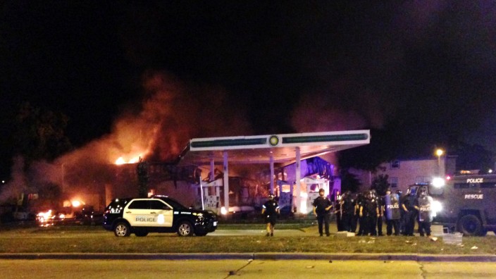 Gewalt in den USA: Diese Tankstelle in Milwaukee brannte in der Nacht zum Sonntag.