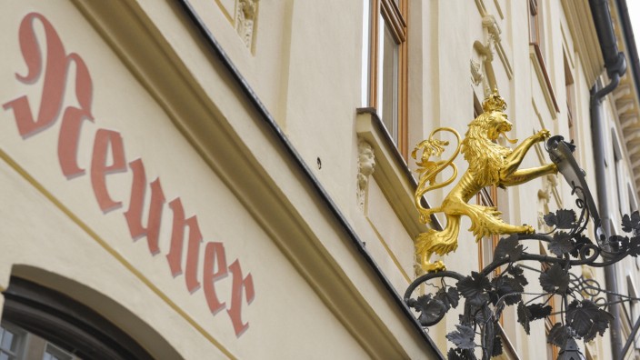 Umbau: "Ältestes Weinhaus Münchens" steht auf der Fassade des Gebäudes aus dem späten 15. Jahrhundert.