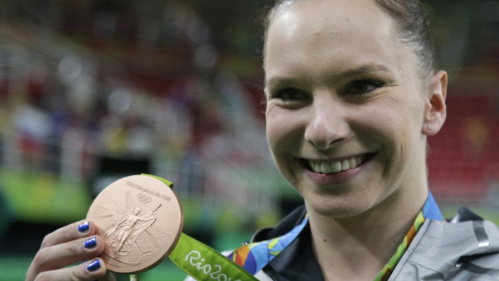 Stufenbarren: Sophie Scheder, erste deutsche Medaillen-Gewinnerin am Stufenbarren seit 28 Jahren.