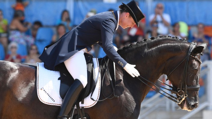 Reitsport: Ein gewohntes Bild: Isabell Werth dankt ihrem Pferd (hier Weihegold 2016) bei Olympischen Spielen - in Tokio wird der Weg zu Gold für die deutschen Dressurreiter aber sicher schwerer als sonst.