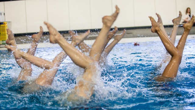 Synchronschwimmerinnen beim Training, Schulbad Fürstenried West