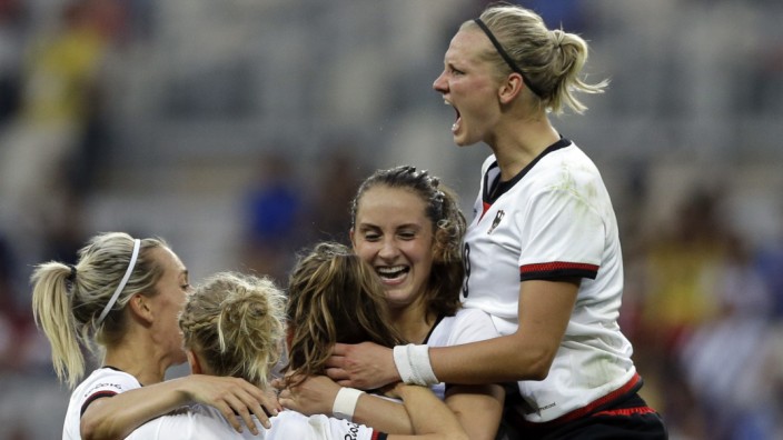 Fußball: Freude pur: die deutschen Fußballerinnen feiern den Finaleinzug gegen Kanada