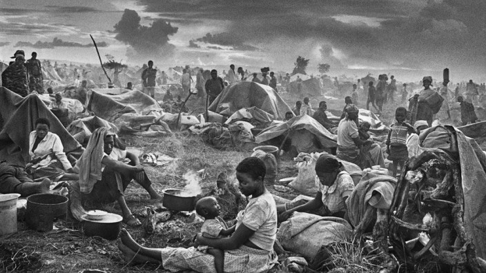 Umgang mit Flüchtlingen: Das Foto ist mehr als 20 Jahre alt, doch seine Aussage ist brennend aktuell: Flüchtlinge aus Ruanda in Tansania, 1994. Entnommen dem Fotoband "Exodus" von Sebastião Salgado, neu herausgegeben im Juni 2016.
