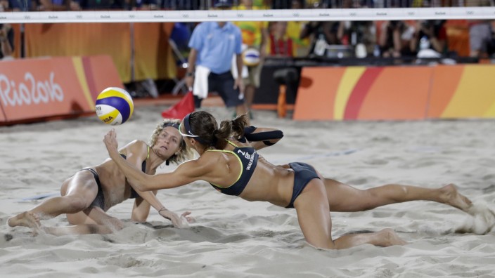 Mannschaft des Jahres: August, Rio de Janeiro: Laura Ludwig (links) wühlt sich mit Kira Walkenhorst zu Olympia-Gold.