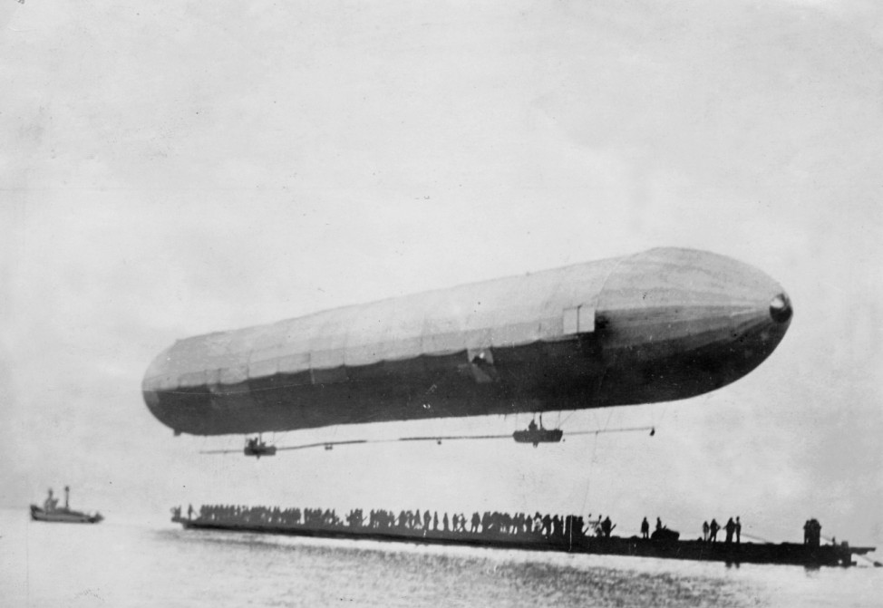 Aufstieg des ersten Zeppelin-Luftschiffes "LZ 1", 1900