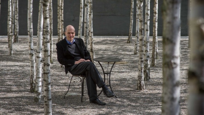 Der Schriftsteller, Bestseller-Autor und Philosoph, Alain de Botton, waehrend eines Interviews am 14.5.2013 im Hotel Greulich in Zuerich.