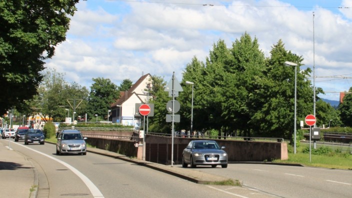 Hauptverkehrsachse B31 in Freiburg
