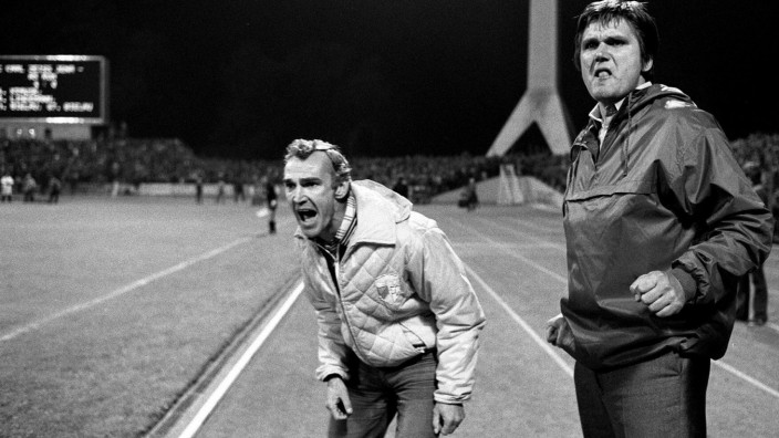 DFB-Pokal: So sehen Sieger aus? Hans Meyer (rechts, mit Assistent Helmut Stein) während einer Sternstunde als Trainer in Jena: beim 4:0-Europacup-Sieg im Oktober 1980 gegen den AS Rom, für den damals Carlo Ancelotti spielte.