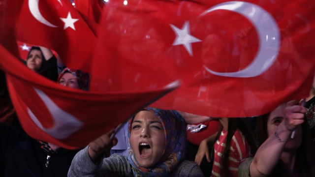 Diplomatie: Der Putschversuch von Juli erhitzt in der Türkei weiter die Gemüter, nicht nur bei Demos. Zehntausende wurden inzwischen als Putschisten verhaftet.