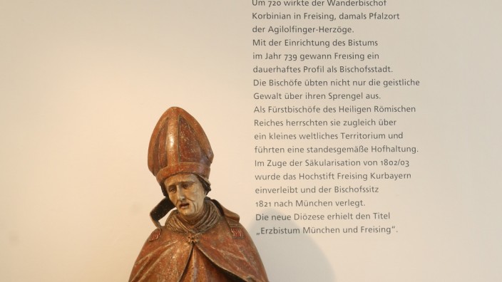 Serie: Schätze aus dem Stadtmuseum: Die Skulptur zeigt den Bischof sitzend in einer faltenwerfenden Pluviale, einem liturgischen Gewand aus dem 10. Jahrhundert.