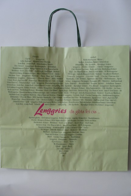 Lenggries: In Lenggries, das weiß die Werbegemeinschaft, gibt es alles. Heimtragen kann man es in dieser Papiertüte.