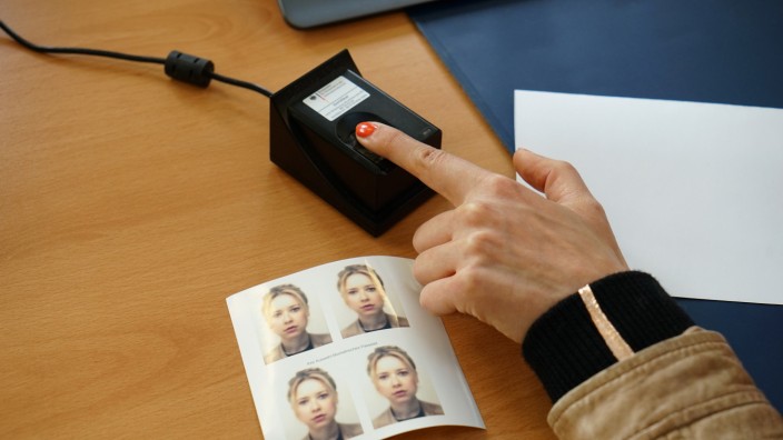 Kolumne: Für einen neuen Pass müssen die Fingerabdrücke abgegeben werden: Bald gilt das auch für Personalausweise.