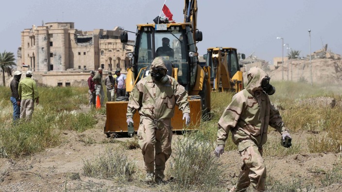 Islamischer Staat: Irakische Forensiker 2015 am Tatort, dem Militärstützpunkt "Speicher"