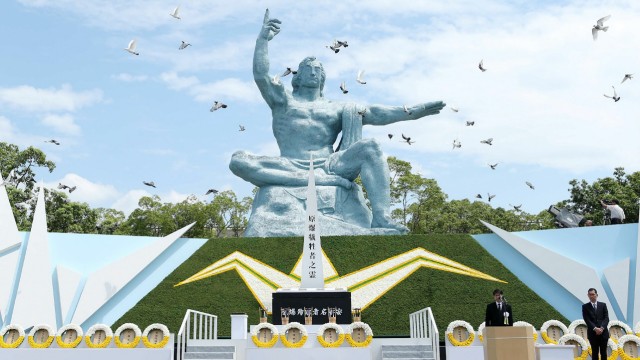 Atomwaffen: Die "Statue für den Frieden" in Nagasaki weist in den Himmel, von woher die Gefahr von Atomwaffen droht.